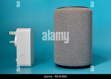 Amazon Echo Plus (2. Generation), Anthrazit Stoff + Smart Plug Stockfoto