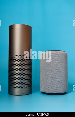 Amazon's 1. und 2. Generation smart home Hub mit Alexa Stockfoto