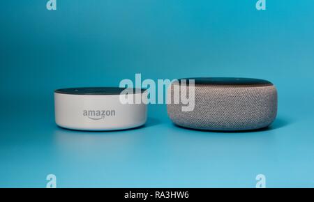 Amazon's 2. und 3. Generation Echo Dot smart Lautsprecher auf einem blauen Hintergrund Stockfoto