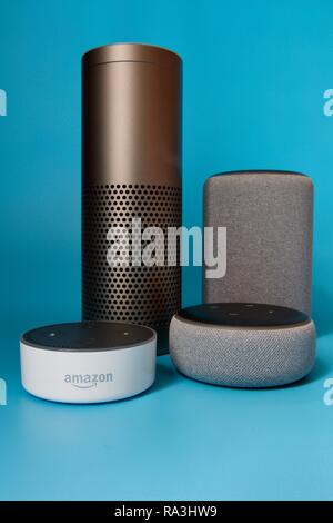 Eine Sammlung von Amazon smart Lautsprecher mit Alexa Stockfoto