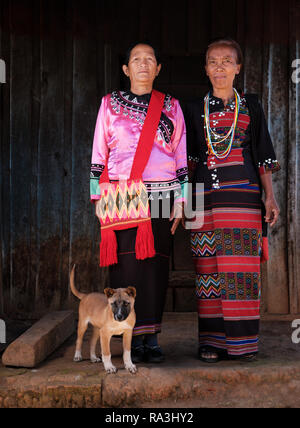 KYAING TONG, MYANMAR - ca. Dezember 2017: Portrait von Wa Frauen an der Naung Cho Wa Dorf in der Nähe von Kyaing Tong in Myanmar Stockfoto