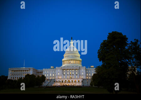 Schönen Abend Blick auf das Kapitol Gebäude mit glühenden Lichter unter blaue Dämmerung Himmel in Washington DC, USA Stockfoto