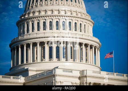 Helle, sonnige Detail Nahaufnahme der weiße Marmor klassizistischen Kuppel des US Capitol Gebäude mit einer amerikanischen Flagge in Washington DC, USA Stockfoto