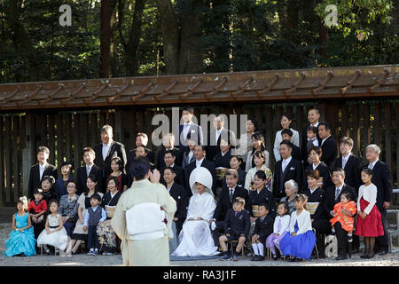 Shinto Hochzeit Prozession mit Braut das Tragen der traditionellen watabōshi Weiße Haube für formale Foto in der Meiji Jingu Shinto Schrein posing Stockfoto