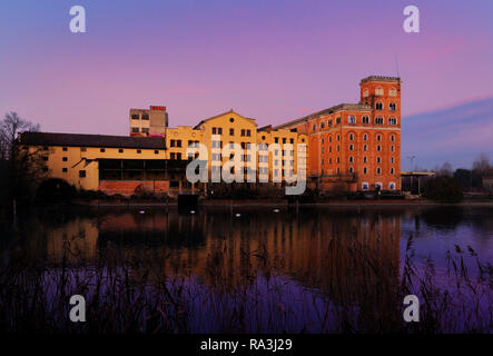 30. Dezember 2018, Silea (Nord Italien): Die alte Toso Mühle bei Sonnenuntergang. Die alten Gebäude der industriellen Mühle am Fluss Sile (Norditalien) beschädigt b Stockfoto