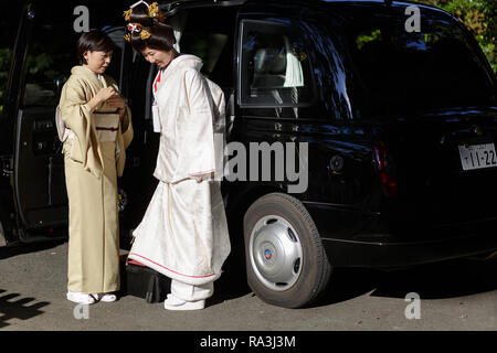 Shinto Braut das Tragen der traditionellen weißen Kleid Vorbereitung im Auto in der Meiji Jingu Shinto Schrein zu gehen Stockfoto