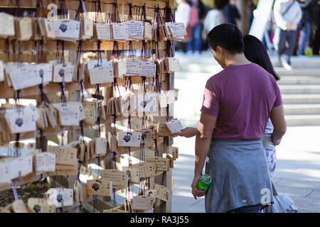 Hölzerne Ema Wunsch Plaketten am Meiji-Jingu Schrein, Tokyo, Japan Stockfoto