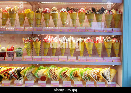 Tokio, Harajuku, Takeshita Straße. Kunststoff Speisekarte, verschiedene Arten von Crepe angeboten zu crepe Take-away-store Stockfoto