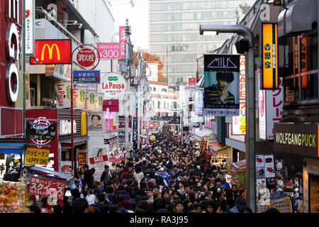 Menschenmassen Spaziergang durch Takeshita Straße im Stadtteil Harajuku in Tokio, Japan. Stockfoto