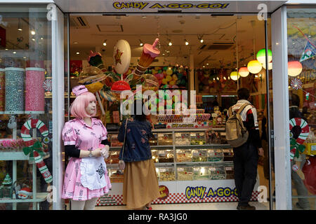 Mädchen in einem Dienstmädchen Kostüm vor einem Candy Shop in Harajuku, Tokio, Japan Stockfoto