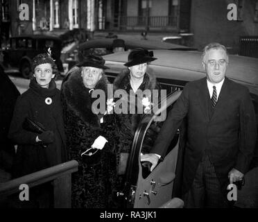 Präsident Franklin Roosevelt geht mit seiner Familie nach Weihnachten Dienstleistungen im Jahr 1935 Stockfoto