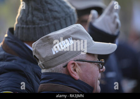 Bukarest, Rumänien - Dezember 1, 2018: Details mit ein älterer Mann mit dem Hut mit dem Text "Veteran" auf, an der rumänischen nationalen Tag militärische Pa Stockfoto