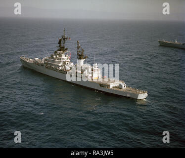 1978 - Eine Antenne Hafen Viertel Ansicht der Lenkwaffen-kreuzer USS Belknap (CG26). Stockfoto