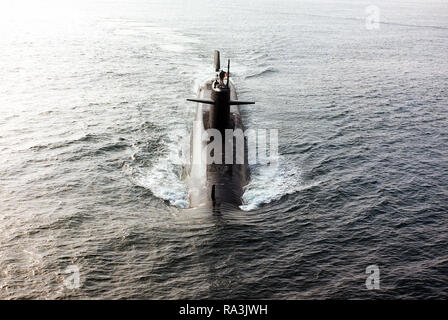 1976 - Eine Antenne Bow View der Atom-strategischen Raketen-U-Boots USS THOMAS JEFFERSON (SSBN-618) im Gange. Stockfoto