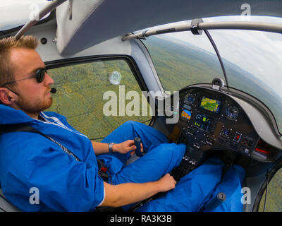 Frankreich, Bas-Rhin (67), Haguenau, neues Licht Flugzeug elektrische Pipistrel Alpha-Electro, Guillaume Heckel Französisch test-Pilot in Aktion Stockfoto