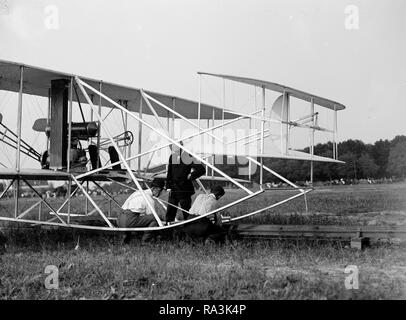 Wilbur Wright, Orville Wright und Charlie Taylor, das Flugzeug beim Start Bahn Fort Myer Virginia Ca. 1909 Stockfoto