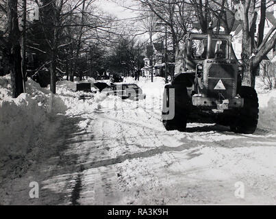 Dieses Foto zeigt die Schneeräumung Mannschaften bei der Arbeit im Gefolge der Blizzard 1978, dass der Nordosten der Vereinigten Staaten getroffen. Stockfoto