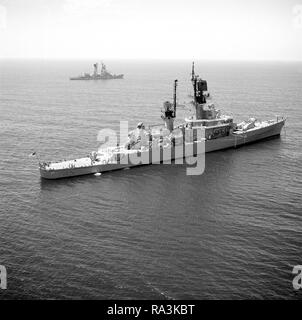 1976 - Eine Antenne steuerbord Quartal angesichts der Lenkwaffen-kreuzer USS Halsey (CG23) aus verankert der Küste von Südkalifornien. Die Lenkwaffen-zerstörer USS Decatur (DDG31) ist im Hintergrund sichtbar. Stockfoto