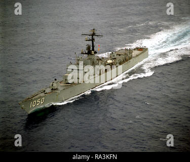 1975 - Eine Antenne Anschluss bogen Blick auf die Fregatte USS ALBERT DAVID (FF-1050) bereits vor der südlichen Küste von Kalifornien. Stockfoto