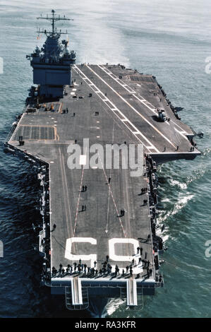 1978 - Eine Antenne Bow View der Atom-Flugzeugträger USS Enterprise (CVN 65) unterwegs. Stockfoto