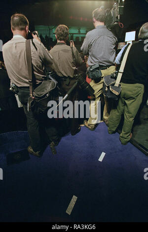 Foto: Press Pool Fotografen Fotografieren während eines Kentucky Democratic Rally Event, wo Präsident William Jefferson Clinton geliefert Bemerkungen in Louisville, Kentucky 10/31/2000 Stockfoto