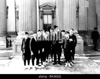 Vice Pres. Marshall wird die Seiten des Senats an einer Weihnachtsfeier unterhalten. Foto zeigt die Vice Pres. Und die Seiten, mit denen er sehr auf den Stufen des Kapitols beliebt ist. 1913-1921 Stockfoto