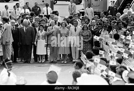 1978 - panamaischen Präsidentin Lakas, Präsident Jimmy Carter, und Allgemeine (GEN) Omar Torrijos stand auf Aufmerksamkeit während dem Abspielen der amerikanischen Nationalhymne am Flughafen Tocumen. Der Präsident ist in Panama die Instrumente zur Ratifizierung des Panamakanals Vertrag zu unterzeichnen. Stockfoto