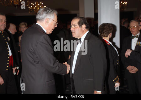 Der oberste Gerichtshof Antonin Scalia (rechts) nimmt an einem Abendessen an Bord Marine Corps Base Camp Lejeune (MCB), North Carolina (NC) bei seinem Besuch im Lager. Stockfoto