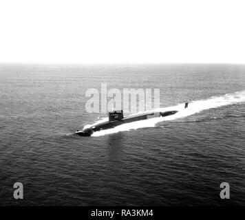 1976 - Luftbild Hafen Bow View der Lafayette klasse Atom-strategischen Raketen-U-Boots USS VON STEUBEN (SSBN 632) im Gange. Stockfoto