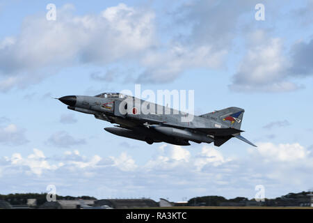 Eine japanische Luft Verteidigung-kraft RF-4EJ Phantom II Fighter nimmt während der Übung scharfes Schwert in Misawa Air Base am 1. November 2018 in Misawa, Japan. Stockfoto