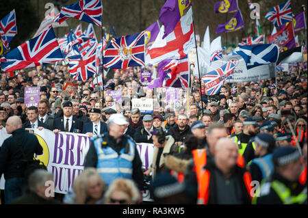 London, Großbritannien. 9. Dezember 2018. English Defence League Gründer Tommy Robinson leitet eine "Brexit Verrat" März, organisiert von der UKIP. Ein Zähler - Protest ag Stockfoto