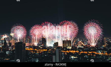 Wunderschönes Feuerwerk auf Frohes Neues Jahr 2019 Feier Veranstaltung durch Chaophraya River in Bangkok City Stockfoto