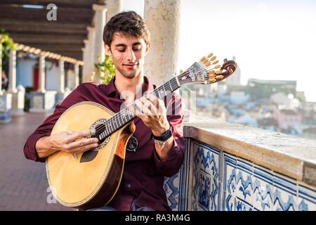 Fado Musiker spielen auf einzigartige portugiesische Gitarre in Alfama, Lissabon, Portugal Stockfoto