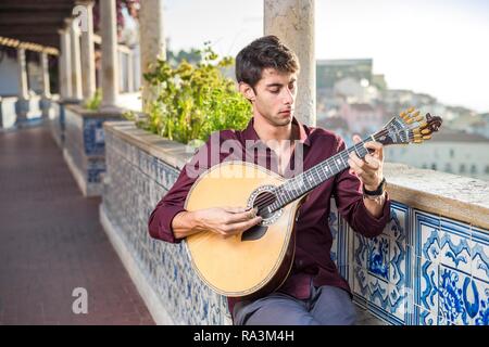 Fado Musiker spielen auf einzigartige portugiesische Gitarre in Alfama, Lissabon, Portugal Stockfoto