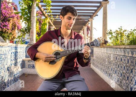 Fado Musiker spielen auf portugiesische Gitarre unter der Pergola in Alfama, Lissabon, Portugal Stockfoto