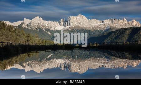 Bergpanorama im See spiegeln, Rosengarten, Südtirol, Südtirol, Italien Stockfoto