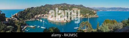 Panorama, Stadtbild mit Hafen und Schiffe, Portofino, Ligurische Küste, Ligurien, Italien Stockfoto