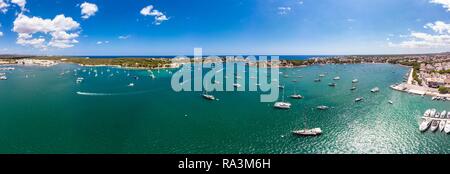Luftaufnahme, viele Segelboote Anker in der Bucht von Portocolom, Punta de ses Crestes, Potocolom, Mallorca, Balearen, Spanien Stockfoto