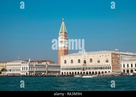 Aussicht bis zum Markusplatz, Piazza San Marco, Dogenpalast, dem Palazzo Ducale und der Campanile, Venedig, Venetien, Italien Stockfoto