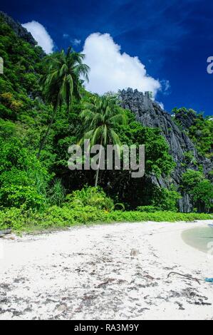 Strand von El Nido und Bacuit Archipel, Palawan, Philippinen Stockfoto