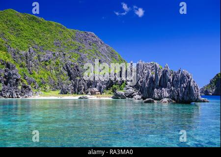 Küste mit Kalksteinen, Bacuit Archipel, El Nido, Palawan, Philippinen Stockfoto