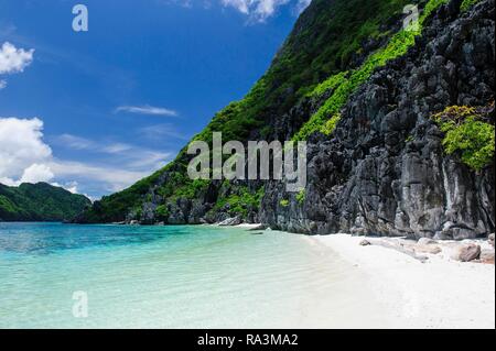 Kleine weiße Sandstrand im klaren Wasser des Bacuit Archipels, Palawan, Philippinen Stockfoto