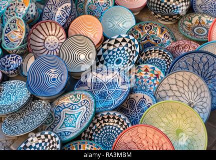 Bemalte Keramik Platten auf Verkauf in den Souks von Marrakesch, Marrakesch, Marokko Stockfoto