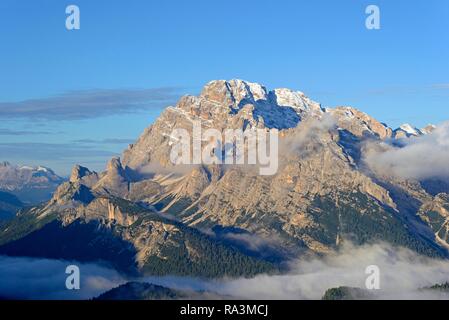 Blick von der Auronzohütte 2320 m Monte Cristallino di Misurina 2775 m, mit Wolken, Nebel, Sextner Dolomiten, Alto-Adige Stockfoto