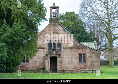 Vordere Tür der Kapelle der Jungfrau Maria an, High Legh, Cheshire, England, Großbritannien Stockfoto