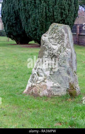 Das Millenium Stein auf dem Gelände des Die Kapelle der Jungfrau Maria an, High Legh, Cheshire, England, Großbritannien Stockfoto