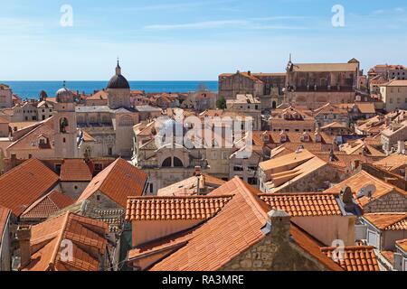 Blick von der Stadtmauer auf die Dächer der Altstadt mit Dom, St. Blasius Kirche und Kloster der Jesuiten, Dubrovnik, Kroatien Stockfoto