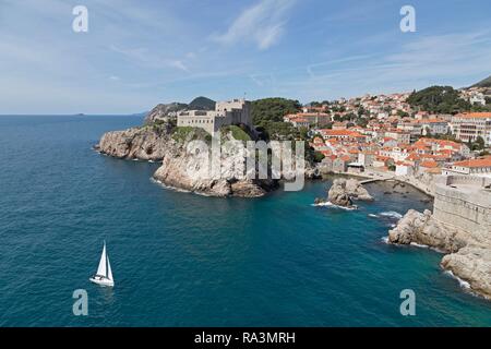 Segelboot im Meer in der Nähe von Fort Lovrijenac, Dubrovnik, Kroatien Stockfoto