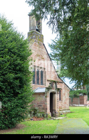 Eingang Pfad, der an der vorderen Tür der Kapelle der Jungfrau Maria, High Legh, Cheshire, England, Großbritannien Stockfoto