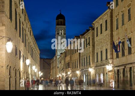 Main Street, Placa oder Stradun, mit Franziskanerkloster, am Abend, Altstadt, Dubrovnik, Kroatien Stockfoto